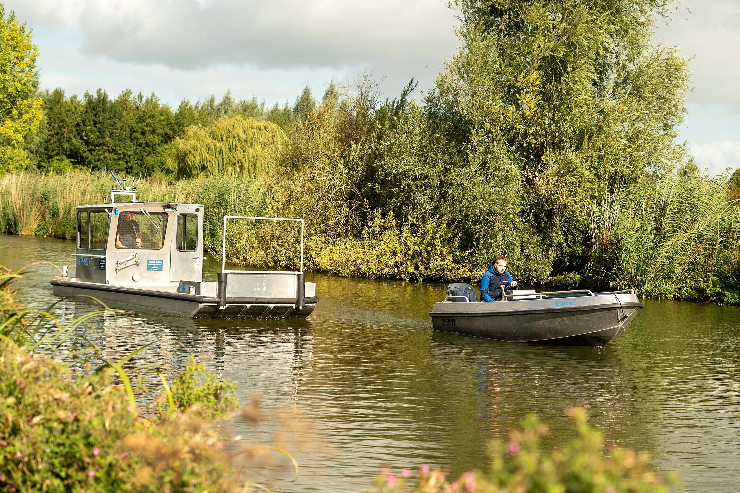 Steur en Louise samen op het water